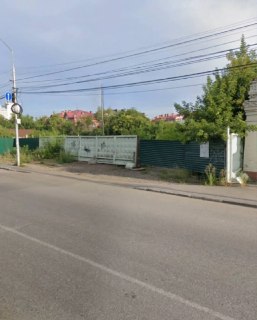 Вандализм в жилом районе: разбито лобовое стекло автомобиля